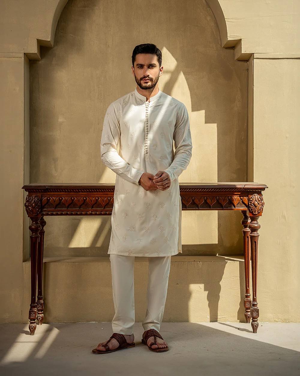 WHITE EMBROIDERED KURTA PAJAMA SET FOR MEN'S