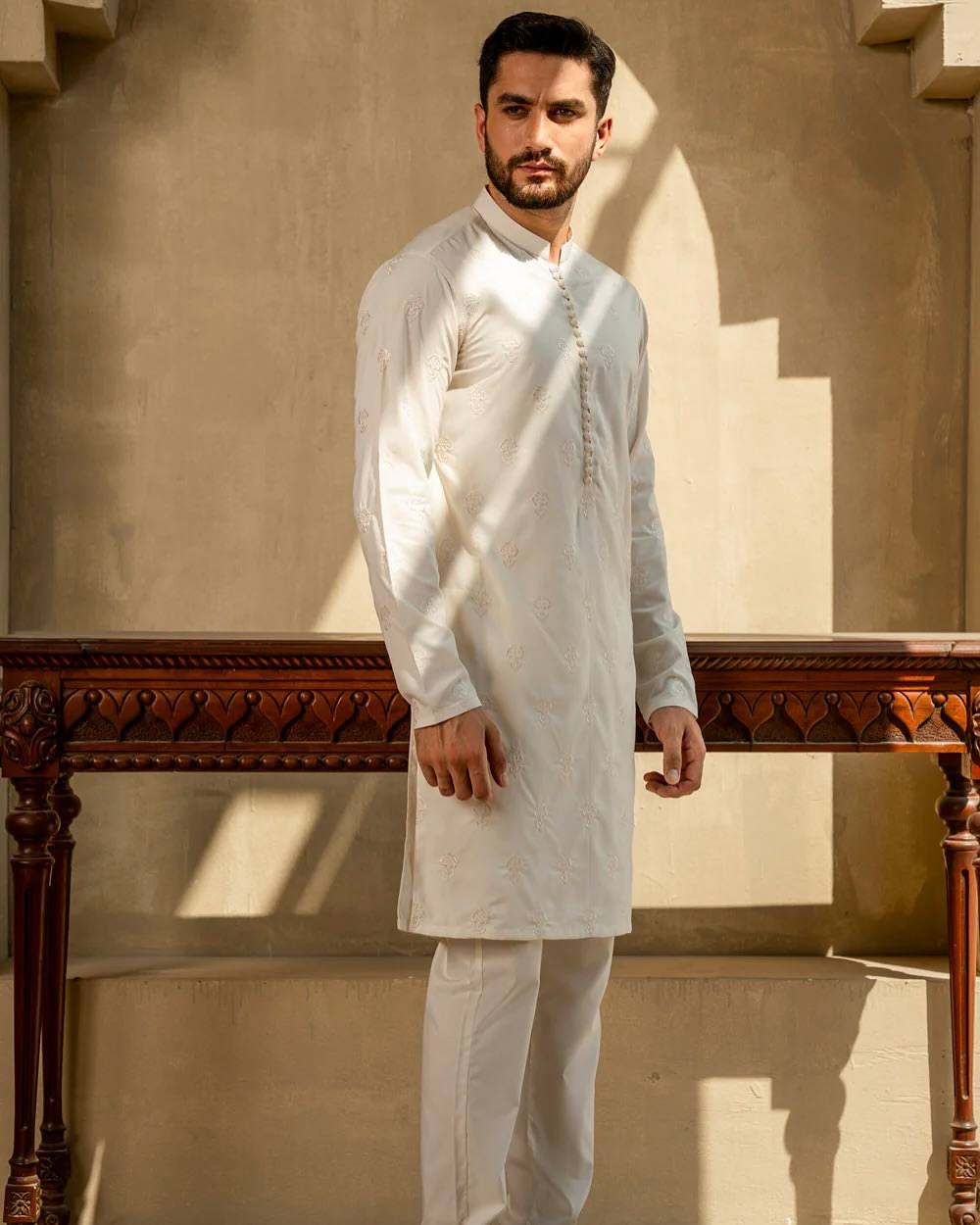 WHITE EMBROIDERED KURTA PAJAMA SET FOR MEN'S