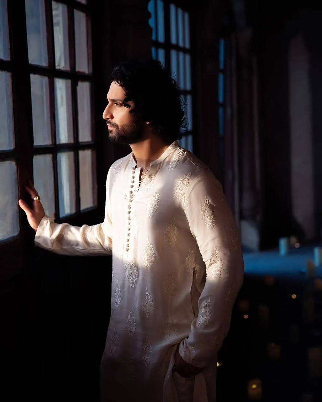 WHITE EMBROIDERED KURTA PAJAMA SET FOR MEN'S
