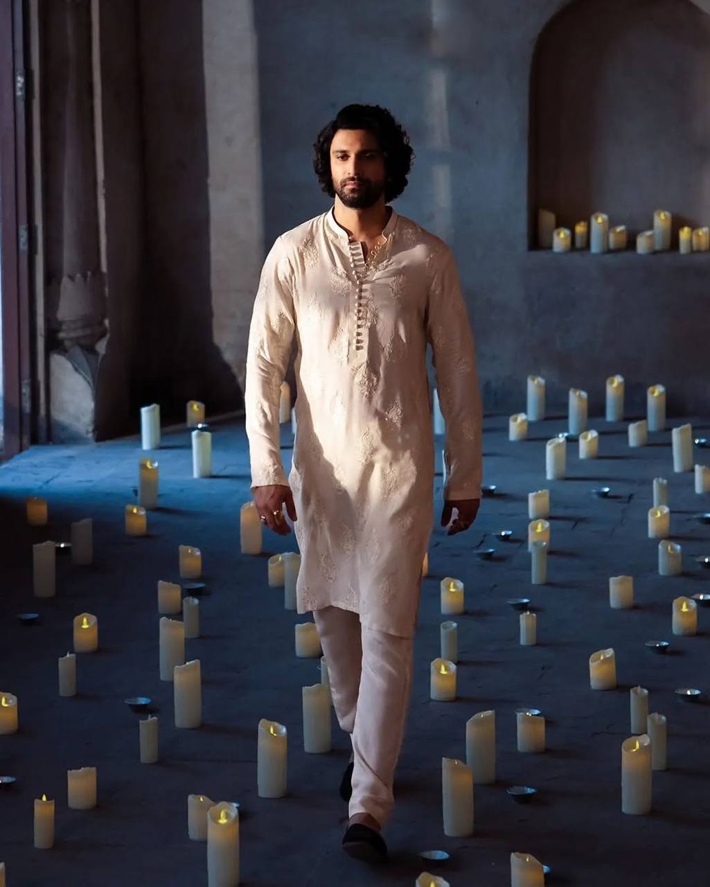 WHITE EMBROIDERED KURTA PAJAMA SET FOR MEN'S